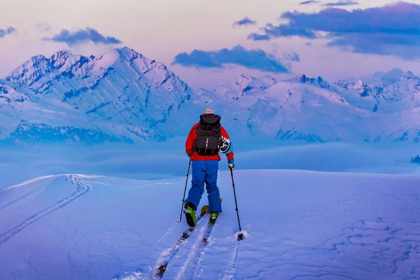 在美丽的阿尔卑斯山冬粉雪地上 俯瞰着美丽的瑞士名山 令人叹为观止 — 图库照片