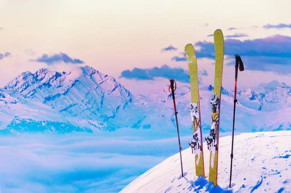 Ski Winter Berg Und Skitourenausrüstung Auf Schneebedeckten Bergen Bei Sonnigem — Stockfoto