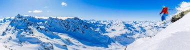 Kış sezonu, dağlar ve kayak atlama adam üstünde belgili tanımlık tepe Fransa, güneşli günde bulutların üzerinde Alps Kayak