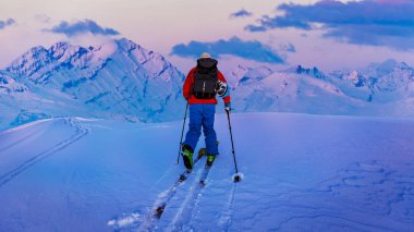 Güzel kış kar Mt Fort swiss ünlü dağlarının muhteşem manzaralı Kayak Ekipmanı. Skituring, backcountry taze toz karda kayak.