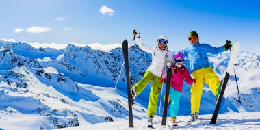 Mutlu bir aile dağlarda kış tatilinin tadını çıkarıyor Val Thorens, 3 vadi, Fransa. Yüksek dağlarda kar ve güneşle oynamak. Kış tatili.