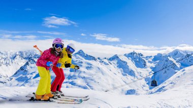 Mutlu bir aile dağlarda kış tatilinin tadını çıkarıyor Val Thorens, 3 vadi, Fransa. Yüksek dağlarda kar ve güneşle oynamak. Kış tatili.