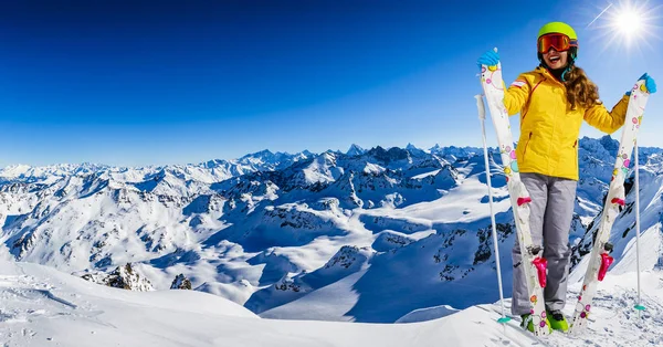 快乐的年轻女孩的画像坐在雪地里滑雪在冬天的时候 滑雪斜坡的背景 — 图库照片