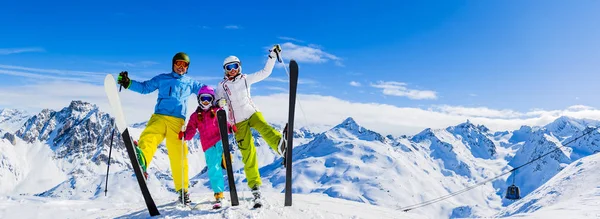 Mutlu bir aile dağlarda kış tatilinin tadını çıkarıyor Val Thorens, 3 vadi, Fransa. Yüksek dağlarda kar ve güneşle oynamak. Kış tatili.