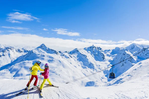 Família Feliz Desfrutando Férias Inverno Nas Montanhas Val Thorens Vales — Fotografia de Stock