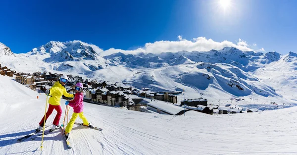 在法国瓦尔图伦斯的三个山谷里 快乐的一家人享受着山里的寒假 在高山上与冰雪和阳光嬉戏 — 图库照片