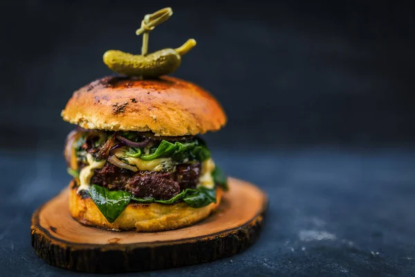 Hambúrguer Carne Grelhada Saborosa Com Alface Espinafre Queijo Azul Servido — Fotografia de Stock