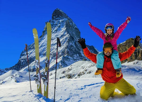 Χαρούμενη Οικογένεια Που Απολαμβάνει Τις Χειμερινές Διακοπές Στα Βουνά Σκι — Φωτογραφία Αρχείου