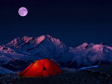Dağları, milyon yıldızlı gece gökyüzü, kırmızı ışıklı çadır Alpleri'nde geçişte altında nda gece bivouac.