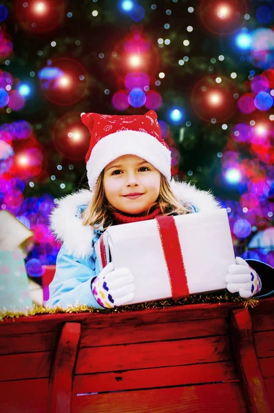 Счастливый Ребенок Рождество Забавный Ребенок Играет Рождественской Елке Открытым Небом — стоковое фото