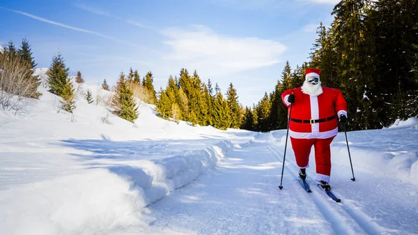晴れた日に お正月やクリスマスの雪に覆われた冬山スキー リゾート景観における古典的なノルディック スキーのクリスマス服サンタ クロースがやってくる — ストック写真
