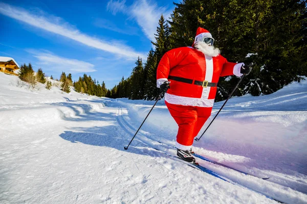 Fat Santa Claus Boże Narodzenie Garnitury Klasycznego Narciarstwa Mroźną Zimę — Zdjęcie stockowe