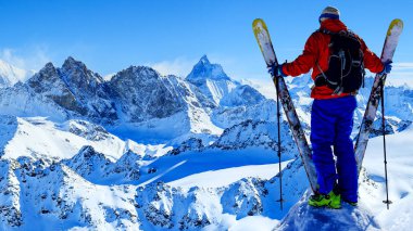 Güzel kış kar Mt Fort swiss ünlü dağlarının muhteşem manzaralı Kayak Ekipmanı. Skituring, backcountry taze toz karda kayak.