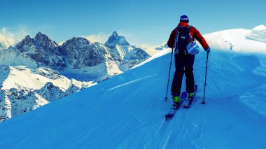 Güzel kış kar Mt Fort swiss ünlü dağlarının muhteşem manzaralı Kayak Ekipmanı. Skituring, backcountry taze toz karda kayak.