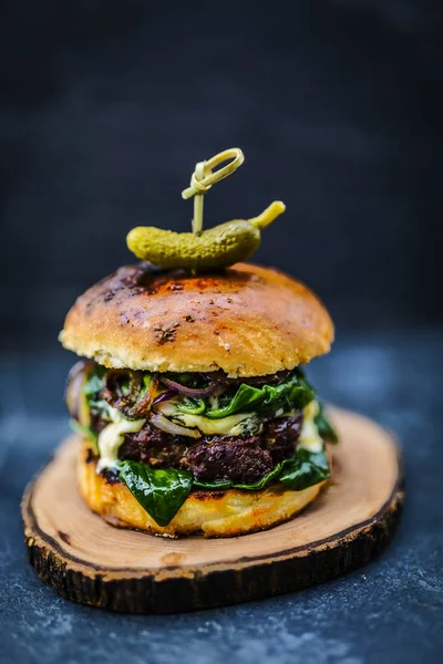 Leckere Gegrillte Rindfleisch Burger Mit Spinatsalat Und Blauschimmelkäse Serviert Auf — Stockfoto