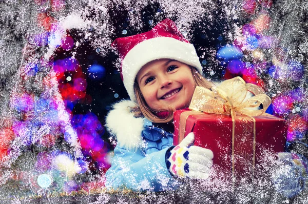 Glückskind Der Weihnachtszeit Lustiges Kind Spielt Weihnachtsbaum Freien Mit Lichterdekoration — Stockfoto