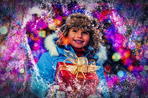 クリスマス時期の幸せな子 背景のライト デコレーション クリスマス屋外クリスマス ツリーで遊んで面白い子供 冬のホリデイ コンセプトのお祝い — ストック写真