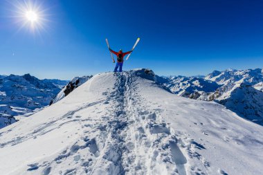 İsviçre 'nin ünlü dağlarının muhteşem manzarasıyla kayak yapmak. Güzel kar dağı kalesinde. Madde boynuzu ve Dent d 'Herens. Önde Büyük Çöl Buzulu..