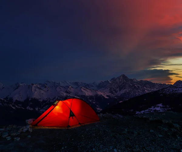 夜のビバーク山脈 アルプスの峠の夜空 赤い照明のテントの下で Milion つ星ホテル — ストック写真