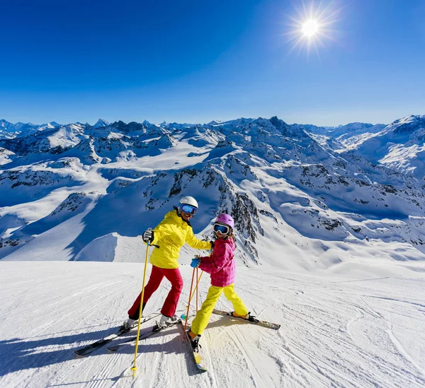 Счастливая Семья Наслаждается Зимним Отдыхом Горах Лыжи Солнце Снег Веселье — стоковое фото