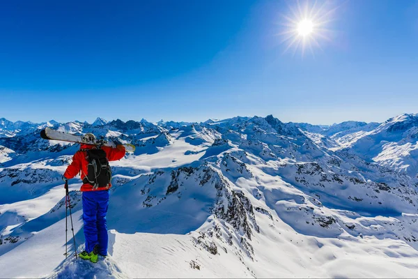 美しい冬の雪の中でスイスの有名な山々の素晴らしい景色とスキー マッターホルンとデント デヘレンズ 手前の大砂漠の氷河 — ストック写真