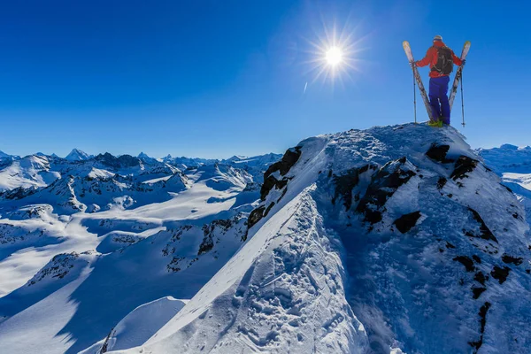İsviçre 'nin ünlü dağlarının muhteşem manzarasıyla kayak yapmak. Güzel kar dağı kalesinde. Madde boynuzu ve Dent d 'Herens. Önde Büyük Çöl Buzulu..