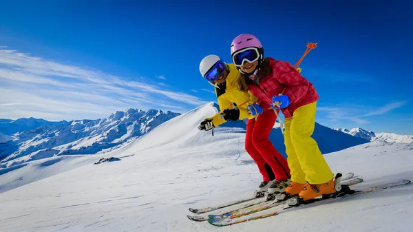 美しい冬のスイスの有名な山の素晴らしいビューでのスキーは雪 フォートです Skituring 新雪パウダーのバックカントリー スキー — ストック写真