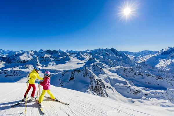 Glückliche Familie Beim Winterurlaub Den Bergen Ski Sonne Schnee Und — Stockfoto