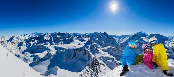 Bonne Famille Profitant Vacances Hiver Dans Les Montagnes Ski Soleil — Photo