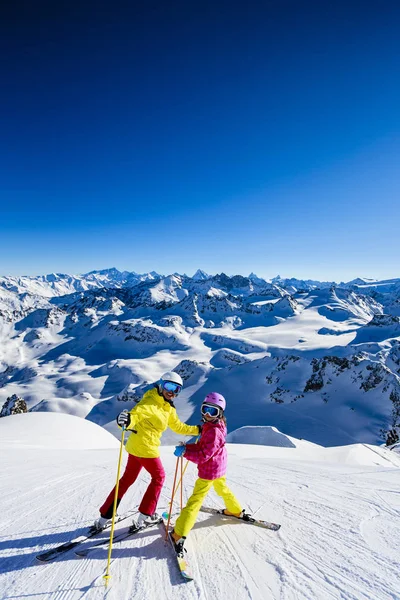 Glad Familj Njuter Vintersemester Bergen Skidor Sol Snö Och Skoj — Stockfoto