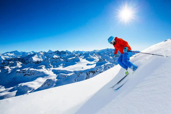 美しい冬の雪の中でスイスの有名な山々の素晴らしい景色とスキー マッターホルンとデント デヘレンズ 手前の大砂漠の氷河 — ストック写真