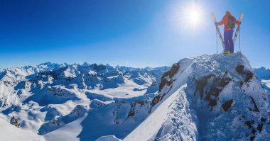 İsviçre 'nin ünlü dağlarının muhteşem manzarasıyla kayak yapmak. Güzel kar dağı kalesinde. Madde boynuzu ve Dent d 'Herens. Önde Büyük Çöl Buzulu..