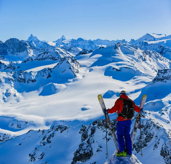 Síelés Csodálatos Kilátás Nyílik Svájci Híres Hegyek Gyönyörű Téli Fort — Stock Fotó