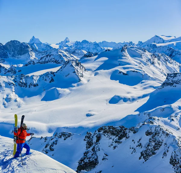 Skidåkning Med Fantastisk Utsikt Över Schweiziska Berömda Berg Vacker Vinter — Stockfoto