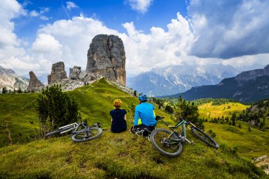 Dağ Bisikletleri yolda, Cortina d'Ampezzo, Dolomites, İtalya Bisiklete binme çiftle