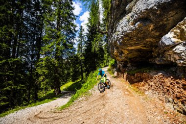 Rocky Dağları arka plan üzerinde çarpıcı turist Cortina d'Ampezzo, Bisiklete binme. MTB enduro akışı iz kişini. South Tyrol İtalya il, Dolomites.