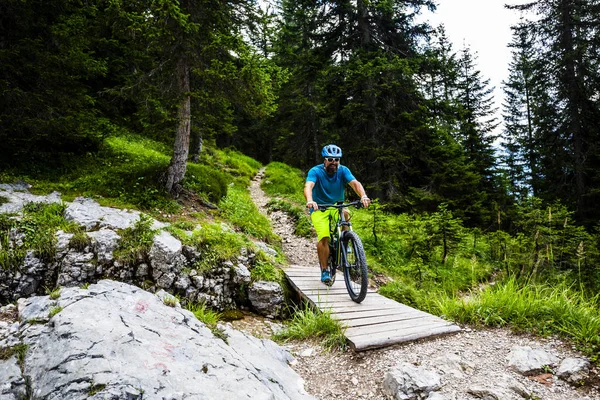 観光客 コルティーナ ダンペッツォでのサイクリングはロッキー山脈を背景に見事な Mtb エンデューロ流トレイルに乗って男 イタリア南チロル州 ドロミテ — ストック写真