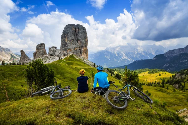 Mountain Cykling Par Med Cyklar Banan Cortina Ampezzo Dolomiterna Italien — Stockfoto