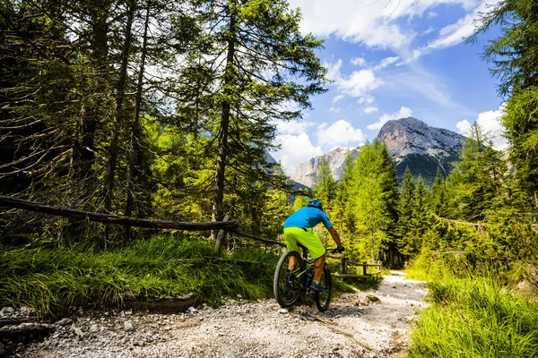 Tourist Cycling Cortina Ampezzo Stunning Rocky Mountains Background Человек Едет — стоковое фото