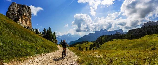 Ciclismo Turístico Cortina Ampezzo Impresionantes Montañas Rocosas Fondo Mujer Montando —  Fotos de Stock