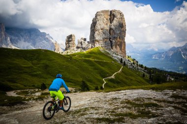 Bisikletçi binme dağ bisikleti Dolomites, Cinque Torri, Güney Tirol, İtalya tek izinde görünümünü