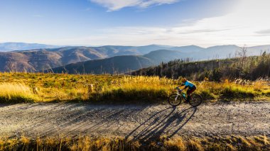Dağlar manzara orman bahar yaz aylarında bisiklete binmek üzerinde kadın Bisiklete binme. Kadın Bisiklet Mtb akışı iz parça. Açık spor aktivitesi.
