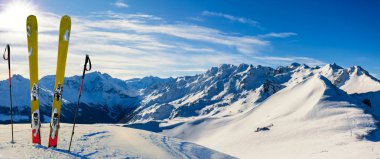 Kış mevsiminde kayak, dağlar ve kayak malzemeleri güneşli bir günde karlı dağların tepesinde, Verbier İsviçre.