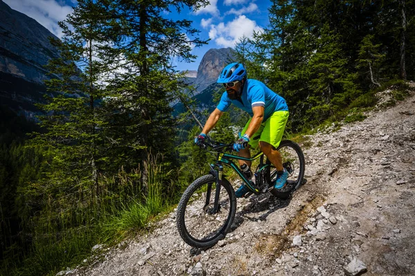 Rocky Dağları arka plan üzerinde çarpıcı turist Cortina d'Ampezzo, Bisiklete binme. MTB enduro akışı iz kişini. South Tyrol İtalya il, Dolomites.