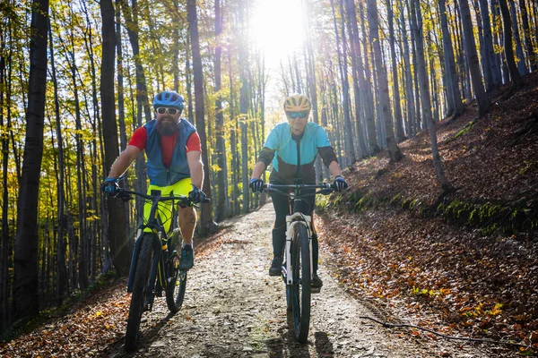 Ciclismo Mulher Homem Montanhas Beskidy Primavera Paisagem Floresta Caminhada Casal — Fotografia de Stock