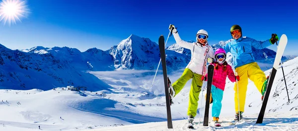 Glückliche Familie Die Winterurlaub Den Bergen Genießt Spiel Mit Schnee — Stockfoto