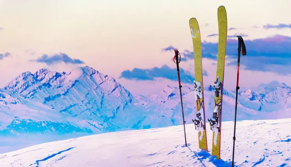 Kış Mevsiminde Kayak Dağlar Kayak Malzemeleri Güneşli Bir Günde Karlı — Stok fotoğraf