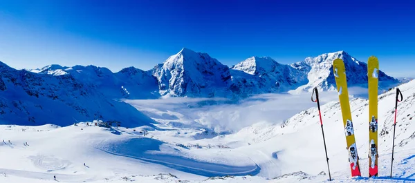 晴れた日の雪の山の上に冬のシーズン 山とスキー旅行バックカントリーの機器でスキーします 南チロル イタリアで Solda — ストック写真