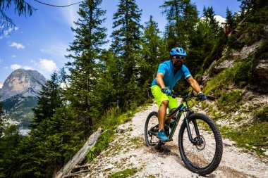 Bisikletçi binme dağ bisikleti Dolomites, Cinque Torri, Güney Tirol, İtalya tek izinde görünümünü