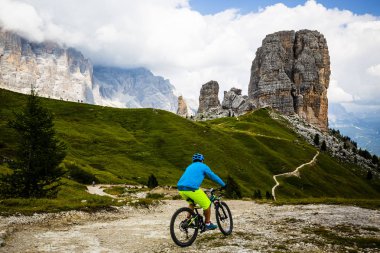Turist Cinque Torri ve Tofana arka planda çarpıcı Cortina d'Ampezzo, Bisiklete binme. MTB enduro akışı iz kişini. South Tyrol İtalya il, Dolomites.